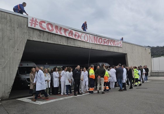 Retirada del cartel 'Contad con Nosotros' en la entrada de Urgencias del HUCA.