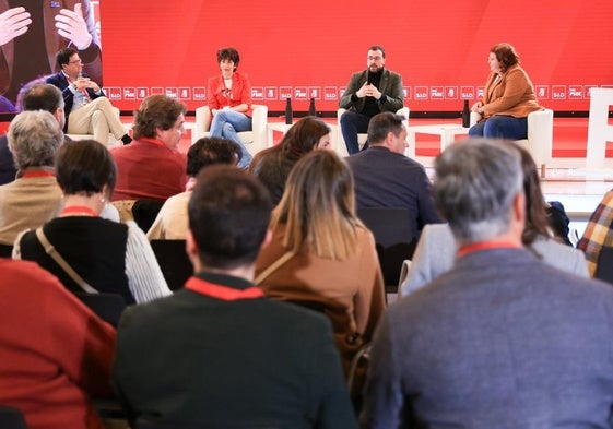 Adrián Barbón, ayer, en el congreso del PSOE de Navarra.