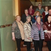 María del Pilar Hevia Muñiz, en el centro, con el presidente de Les Caseríes, Miguel Llanos, y las representantes de la Vocalía de la Mujer.