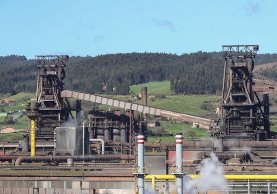 Los dos hornos altos de Arcelor en la fábrica de Gijón.