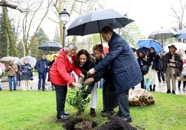 Carmen Salinero y Alfredo Canteli, en primer término, con las palas para plantar la camelia.