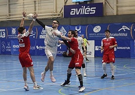 Puig, que intenta un pase, realizó uno de sus mejores partidos con la camiseta del Horizonte Atlética.