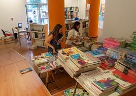Cientos de familias recurren cada año al programa de intercambio de libros de texto del Conseyu de la Mocedá.