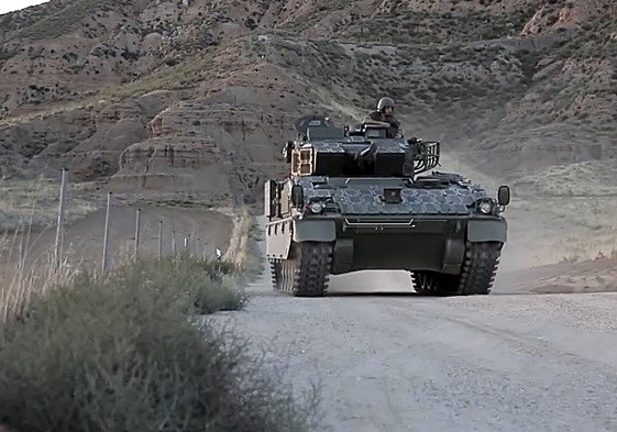 Uno de los blindados Pizarro modernizados previamente con las cámaras de Escribano.