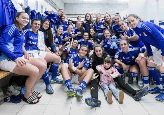 Las jugadoras del Real Oviedo celebran el triunfo ante el Atlético Villalonga en el vestuario.