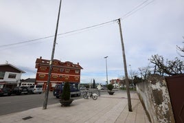 Al fondo, la entidad bancaria de la que extrajo dinero el anciano.
