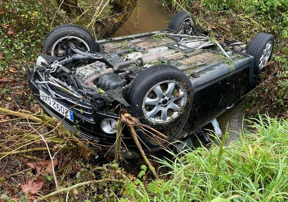 El vehículo volcó al riachuelo en la AS-238.