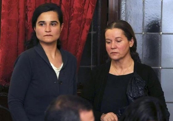 Triana Martínez y su madre, Montserrat González, durante el juicio en febrero de 2016 en León