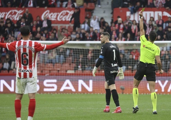 Muresan Muresan, el domingo, mostrando una de las dos amarillas a Yáñez.