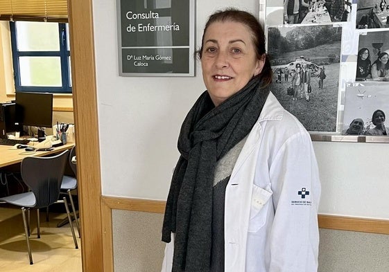 Luz María Gómez, ante su consulta del centro de salud de Somiedo.