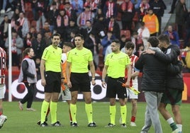 El árbitro Muresan Muresan, en el Sporting-Albacete, junto a sus dos auxiliares.