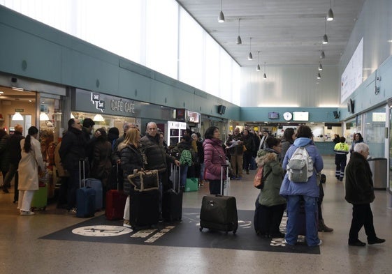 Viajeros esperando para embarcar en un AVE en la estación de Gijón.