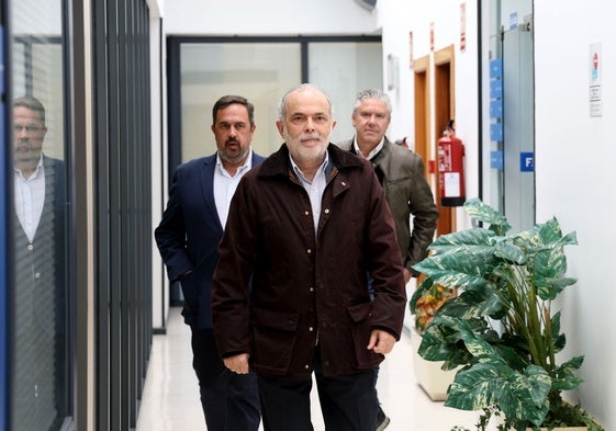 José Manuel Ferreira, en la sede de Fade, tras entregar sus avales para concurrir a las elecciones de la patronal asturiana.