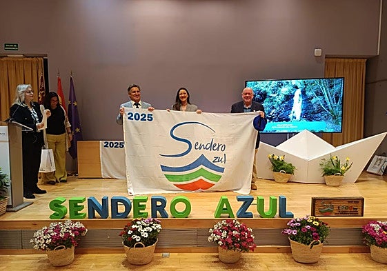Carlos Guardado, a la izquierda, recogió el distintivo para la Senda Norte de Sendero Azul, ayer en Murcia.
