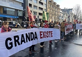 Pitidos y gritos de protesta en Granda contra la instalación de un parque de baterías