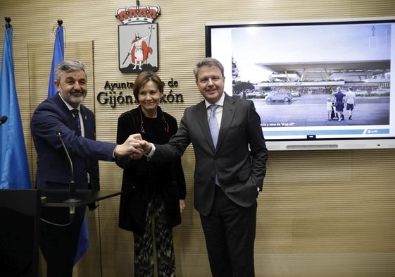 Alejandro Calvo, Carmen Moriyón y José Antonio Santano tras la reunión del consejo de Gijón al Norte.