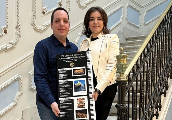 Carlos Galán, director del Conservatorio Municipal Profesional Julián Orbón de Avilés, y Yolanda Alonso, concejala de Cultura, con el cartel de la Semana Cultural.