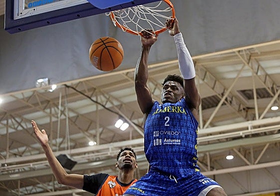 Ike Nweke, jugador del Alimerka, machaca la canasta del Morón en el Polideportivo de Pumarín.