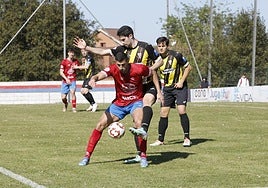 Madeira protege un balón ante la defensa de L ' Entregu.