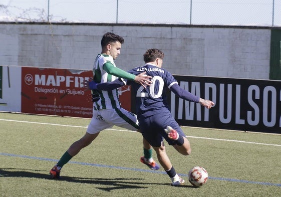 Álex Alemán trata de sacar un centro por banda derecha.
