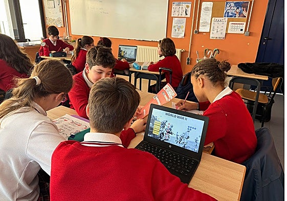 Alumnos de un colegio de Gijón usan su chrombook para un proyecto sobre la Segunda Guerra Mundial.