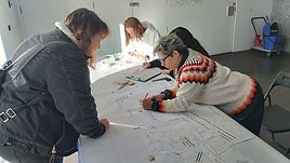 La joven comensal Andrea Gómez realiza su reserva junto a Zulima Lago, la organizadora más veterana.