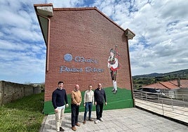El exterior del edificio del Museo de los Países Celtas de Villa, en Corvera, luce un mural.