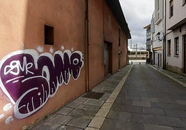 Una pintada en la calle de Los Alfolíes esperando su turno para ser limpiada.