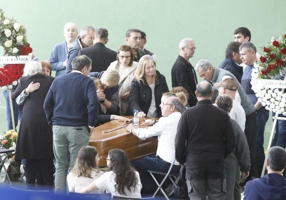 Dolor en la capilla ardiente de cuatro de los mineros fallecidos en Degaña instalada en el polideportivo de Villablino.