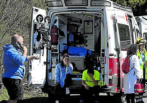 Ambulancias y equipos médicos trasladados a la mina de Cerredo tras la explosión.