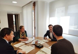 Jorge Suárez y Lucía Iglesias en la reunión con Confederación.