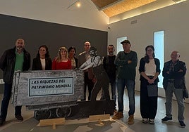 Marija Terpin y Miha Kosmač, en el centro posa junto a autoridades y personal del museo.