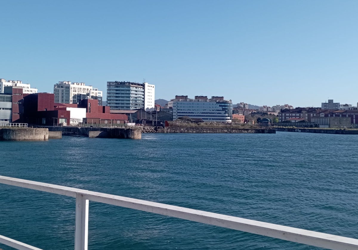 Franja litoral de los antiguos terrenos de Naval Gijón, que se prolongan desde el Acuario hasta el 'tallerón' y cuya cesión al Ayuntamiento sigue pendiente de formalizar.