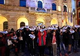 Concentración solidaria organizada ante el Ayuntamiento de Gijón en ediciones anteriores del Día Mundial de Concienciación sobre el Autismo.