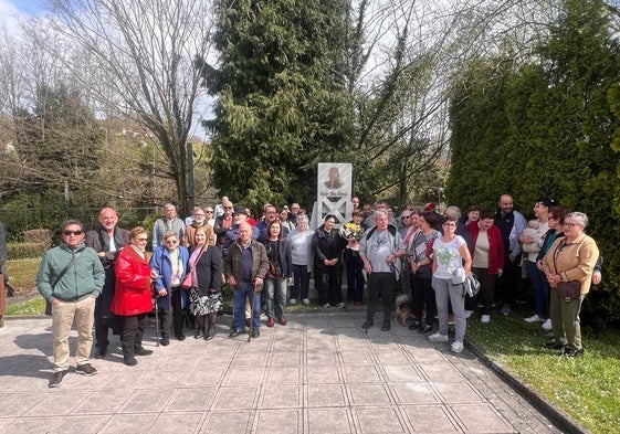 Vecinos de Carbayín, junto al monolito que recuerda a Víctor Fernández, 'el de La Malpica'.