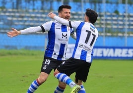 Natalio celebra con Nico un gol anotado con el Real Avilés esta temporada.