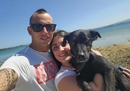 David con su novia Ruth y su perra.