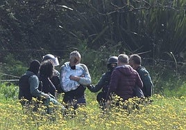 El hombre, rodeado de guardias civiles tras dar por finalizado su encierro voluntario.