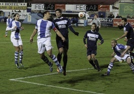 Geni peina el balón ante Chus Hevia en el último triunfo del Marino sobre el Real Avilés en Segunda B, en diciembre de 2013.
