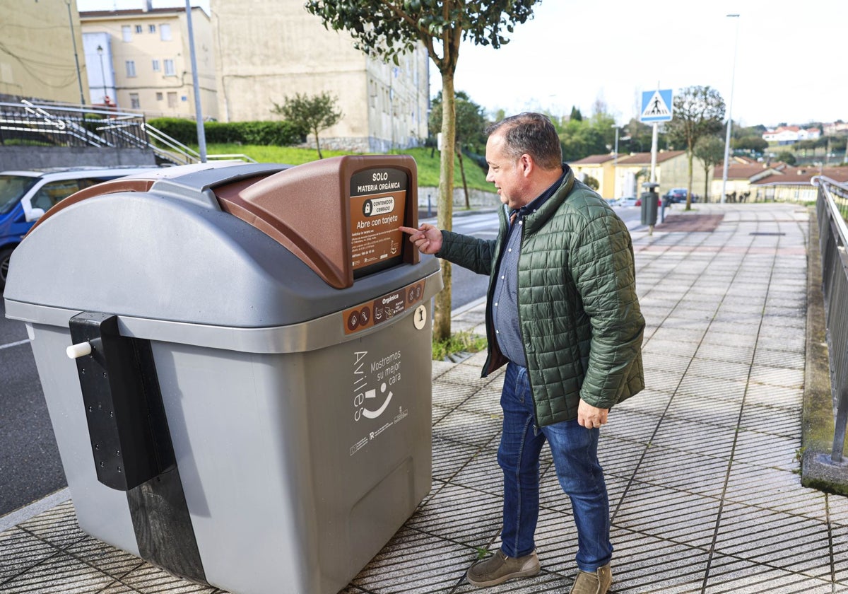 La Carriona estrena los nuevos contenedores reciclados para la recogida de basura orgánica de Avilés