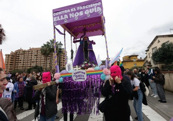 La 'Virgen de Queervadonga', durante la manifestación del pasado 8 de marzo en Gijón.
