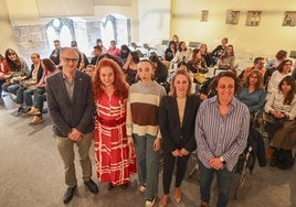 El concejal de Empleo junto a las ponentes en la jornada de ayer.