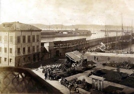 Calle Rodríguez San Pedro cerrada con un ramal en altura sobre el muelle del Carbón por el que circulan vagonetas. Véase el caserón previo al palacete de la sede de la Sociedad de Fomento. Fecha: 1916. Foto: Julio Peinado.