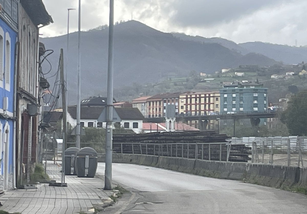 La calle José Álvarez Valdés, en el barrio langreano de El Puente.