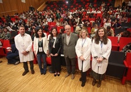 Alberto Fernández León, Carlamarina Rodríguez, Lourdes García, Ángel López, Beatriz Camporro y Elisa Seijo, en el salón de actos del HUCA, donde se celebró el congreso.