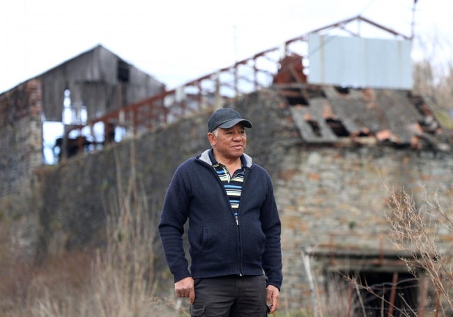 José Manuel Dos Santos, ante el pozo Calderón, de Orallo, en el que trabajó 23 años y medio.