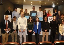 El director del IUTA, Eduardo Cuesta (primero por la izquierda) posa con los autores de los 24 proyectos de investigación. Detrás, los premiados Marta Ordóñez, Alejandro Álvarez y Julián Álvarez, con sus diplomas.