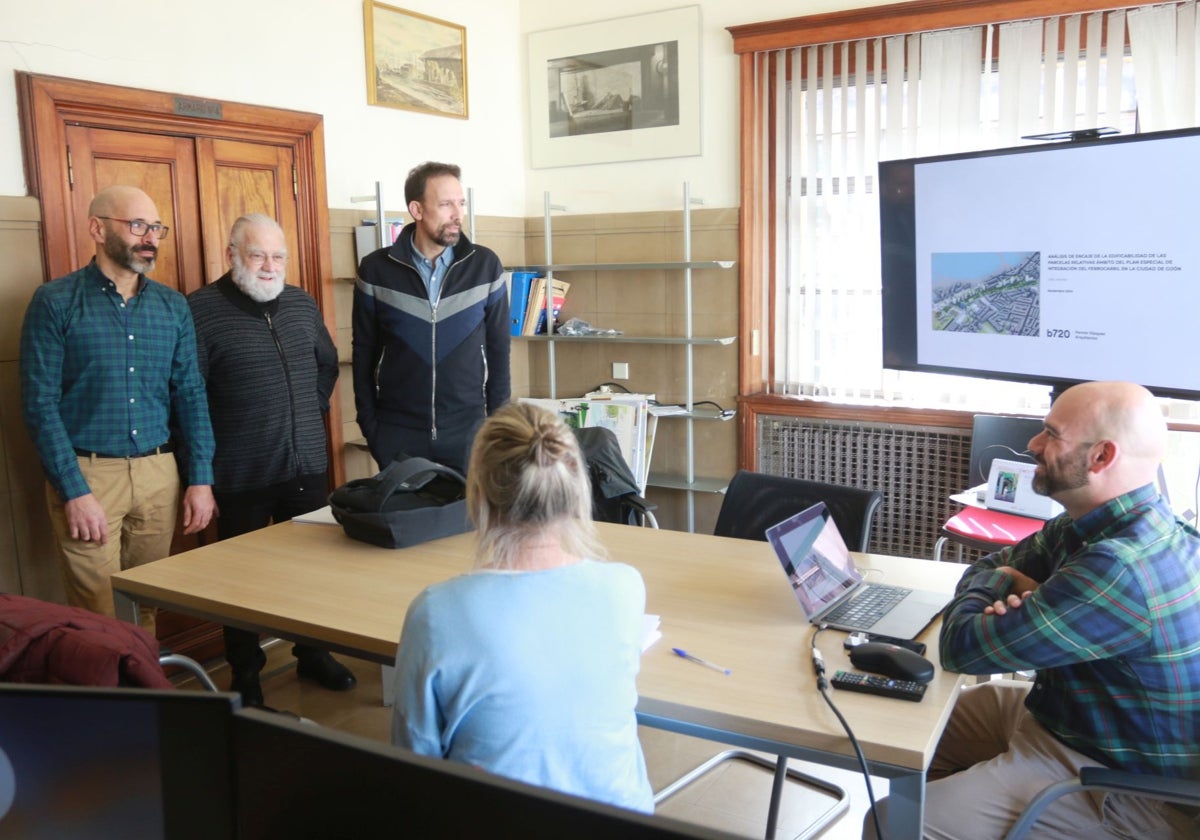 Reunión del concejal de Urbanismo, Jesús Martínez Salvador, con la plataforma 'Un pulmón para el solarón'.