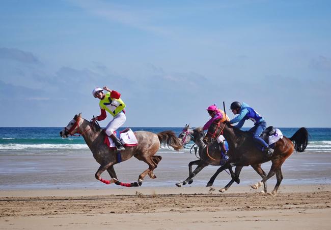 Carrera de caballos en la Playa de Ribadesella