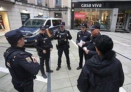 El Grupo Operativo de Respuesta se prepara junto a la estatua de Tino Casal.